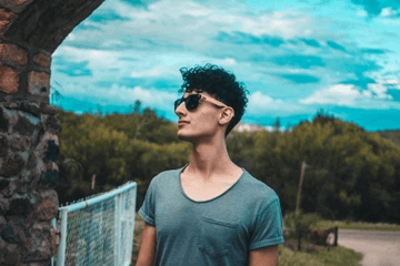 低調(diào)秀恩愛(ài)，曬美食曬合照、金莎名字打分，解析